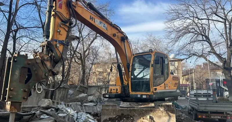 Алматының орталық бөлігінде аяқталмаған құрылыс нысаны бұзылды
