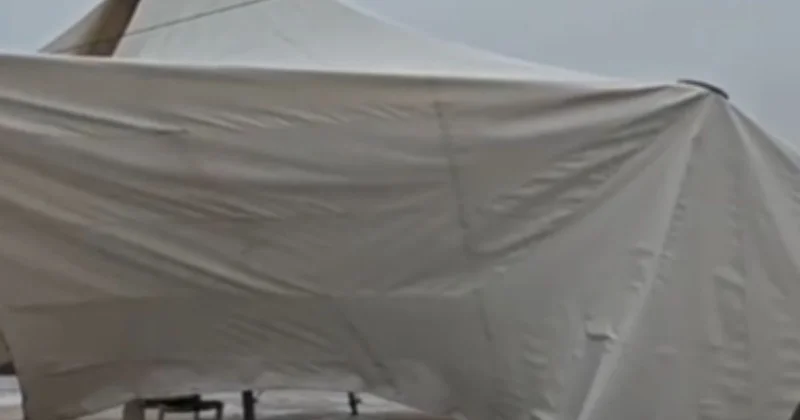 Атырау қалалық әкімдігі маңындағы шатыр қирап тұр