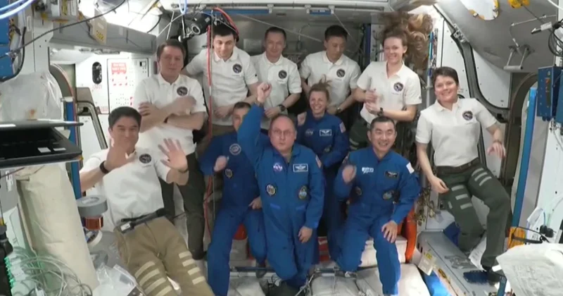 NASA Сrew 11 экипажын мерзімінен бұрын жерге қайтарады