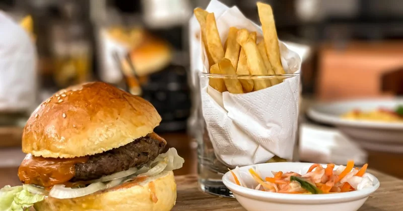 12 школьников отравились бургерами: владелице магазина объявили приговор в Жамбылской области