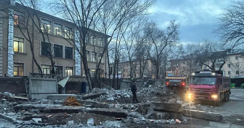 Недостроенное здание снесли в центре Алматы (фото)