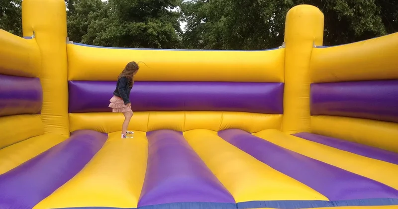 Ақтөбеде бала батутта мертігіп, мүгедек болды: іс қайта қаралды