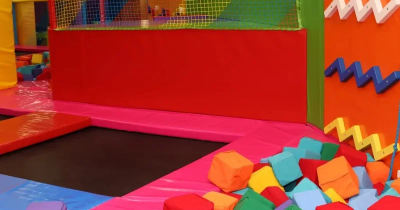 Ақтөбеде батут паркінде секірген бала мүгедек болып қалды