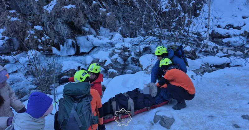 Туристку с травмой ноги спасли в горах Алматы