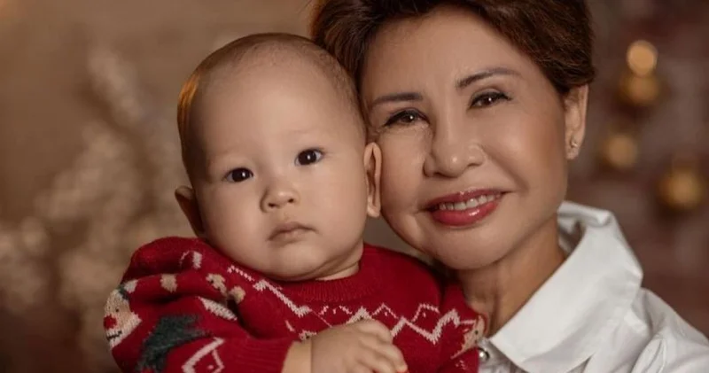 Роза Рымбаеваның немересі концертте халыққа бата берді (видео)