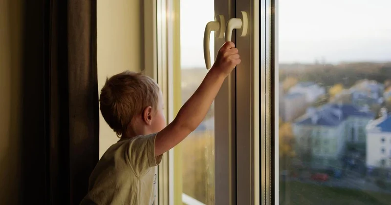 Мать выбросила детей из окна 5 этажа : трагедия произошла в Таразе