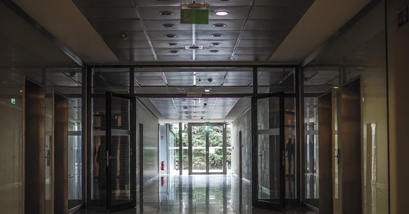 Женщина потеряла сознание после удара дверью супермаркета в Таразе