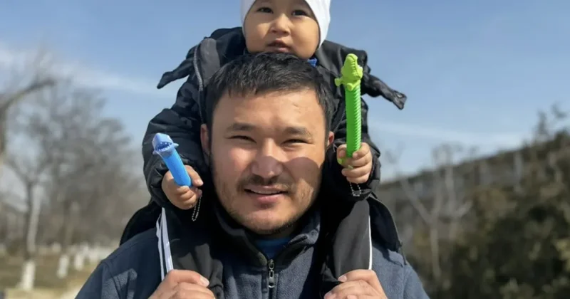 Сменил профессию, но не призвание: парикмахер вытащил мужчину с инвалидностью из огня в Актау