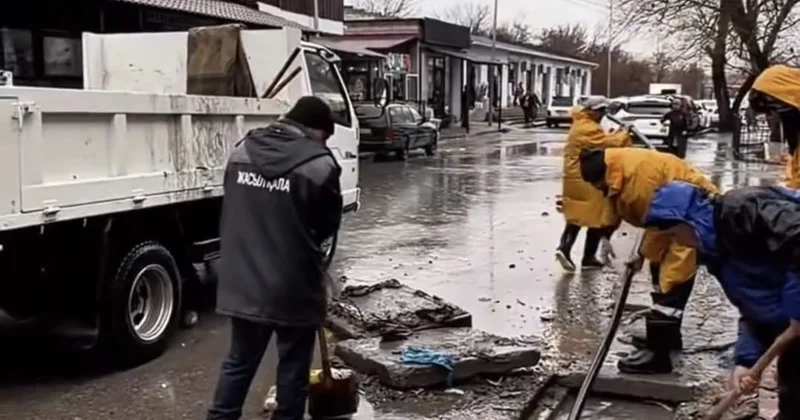 Кентау қаласында жаңбырдан кейін көшелерді су басты