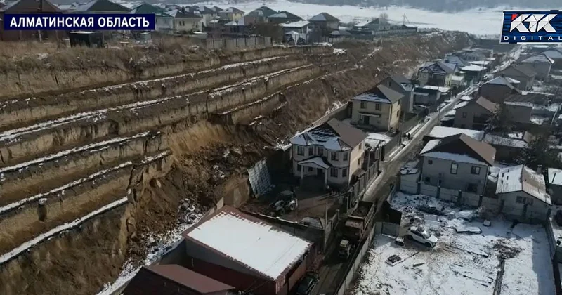 Придавило машину: оползень испугал жителей коттеджного городка под Алматы (видео)