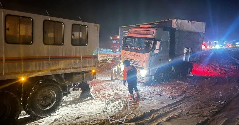 Жамбыл облысында құтқарушылар 80 көлікті қар құрсауынан шығарды