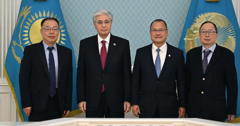 Глава государства встретился с председателем корпорации Sunwah Group