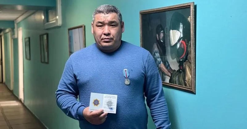 Школьного учителя из ВКО наградили за спасение детей из пожара