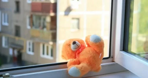 Таразда бір ана екі баласын терезеден лақтырып жіберді