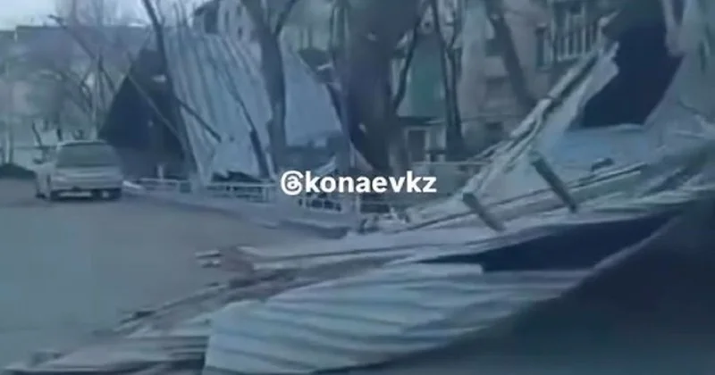 Скорость ветра достигала 27 м/с: непогода обрушилась на Қонаев (видео)