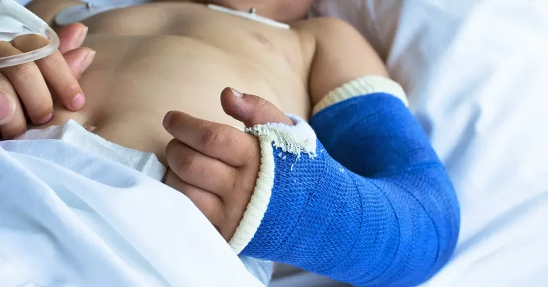 Двоих детей выбросили из окна в Жамбылской области: подозреваемую задержали