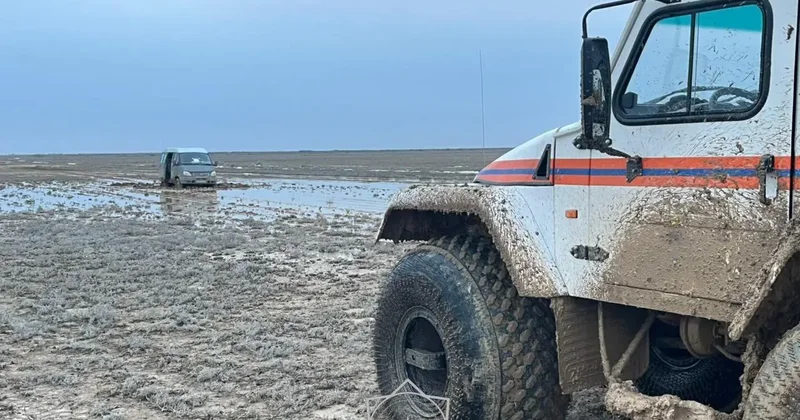 Автомобиль увяз в грязи: двое суток провели четверо мужчин в степи в Кызылординской области