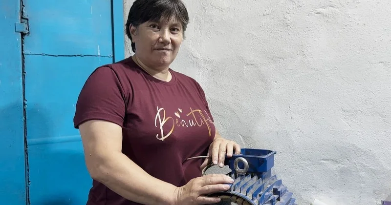 Қостанайда мотор жөндейтін әйел тұрады