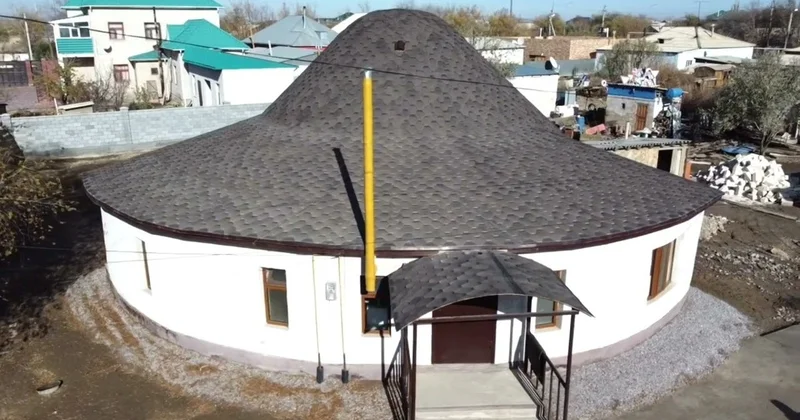 Қызылордалық отбасы кірпіштен салынған қараша үйде тұрып жатыр