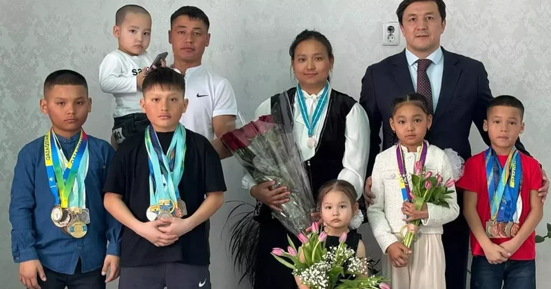 Үш рет егіз босанған: Ақтөбеде көпбалалы анаға құрмет көрсетілді