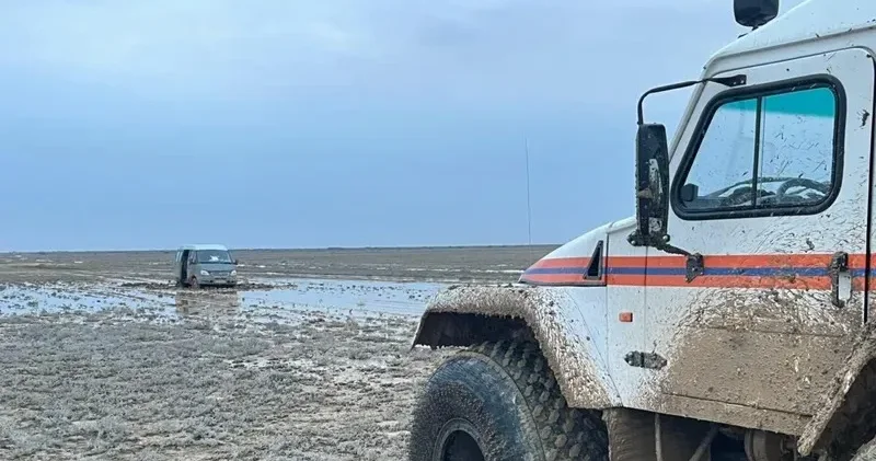 Балшыққа батқан көлік: құтқарушылар далада қалған адамдарды екі тәуліктен кейін тапты