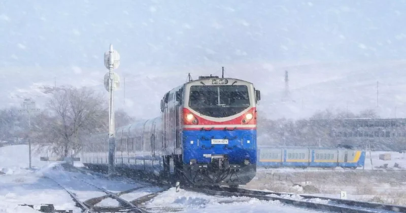 Тас жолдар жабық: 500 ден астам жолаушы пойызбен жеткізілді
