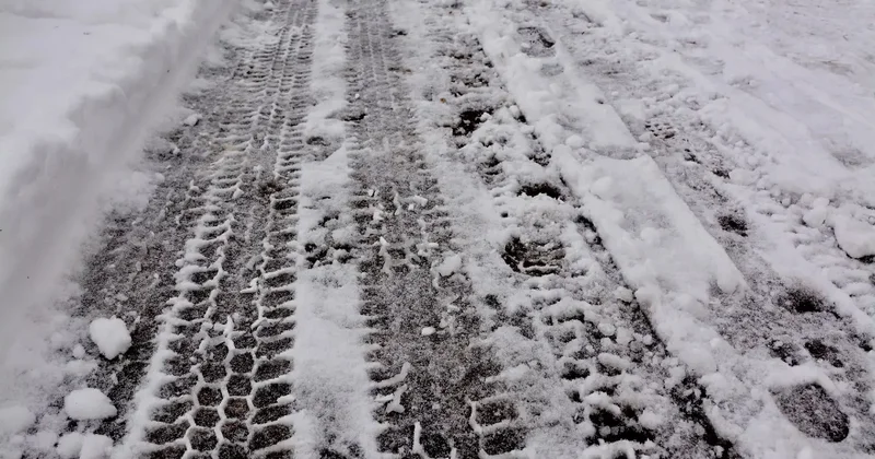 Спасали всю ночь: десятки людей оказались в снежном плену в нескольких регионах Казахстана