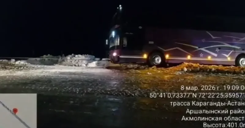 Пассажирский автобус съехал в кювет на трассе Астана Караганда