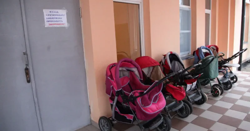 Алматыда балалар арбасына дәрет сындырған курьер іздестіріліп жатыр