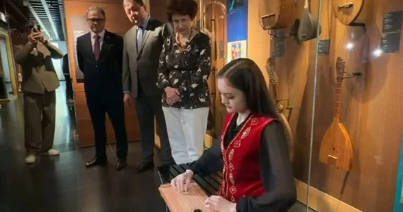 Қазақстан Бельгияның Музыкалық аспаптар мұражайына жетігенді сыйға тартты