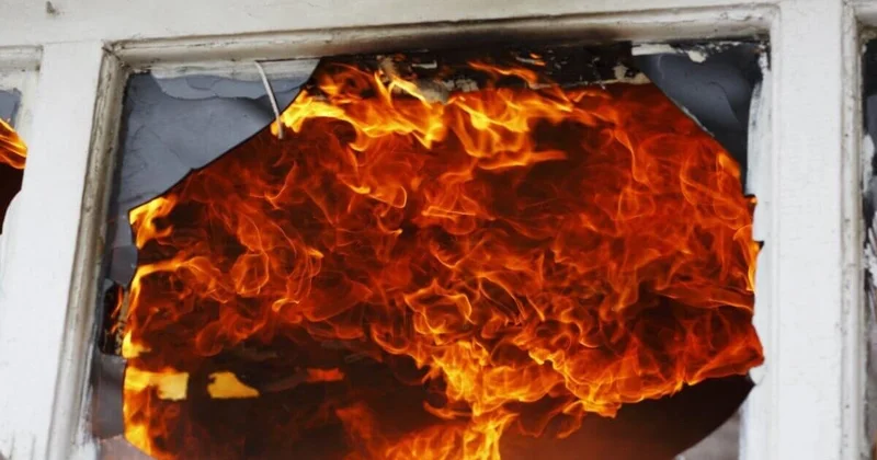 Людей спасли пожарные из горящего дома в Сатпаеве (ВИДЕО)