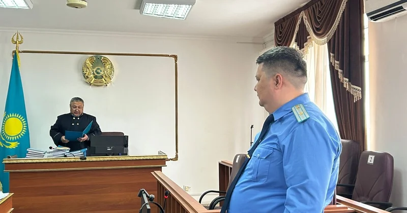 Ақтөбеде экономикалық тергеу департаментінің екі қызметкері сот алдында жауап беріп жатыр