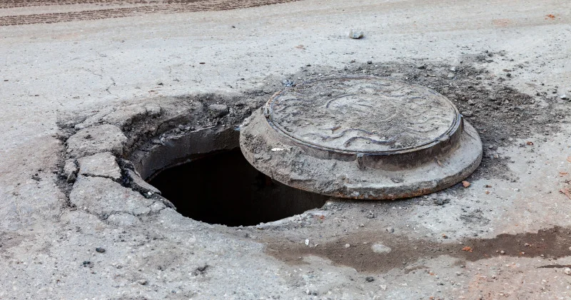 Тараздық жүргізуші жолдағы ашық люк үшін өтемақы өндіріп алды