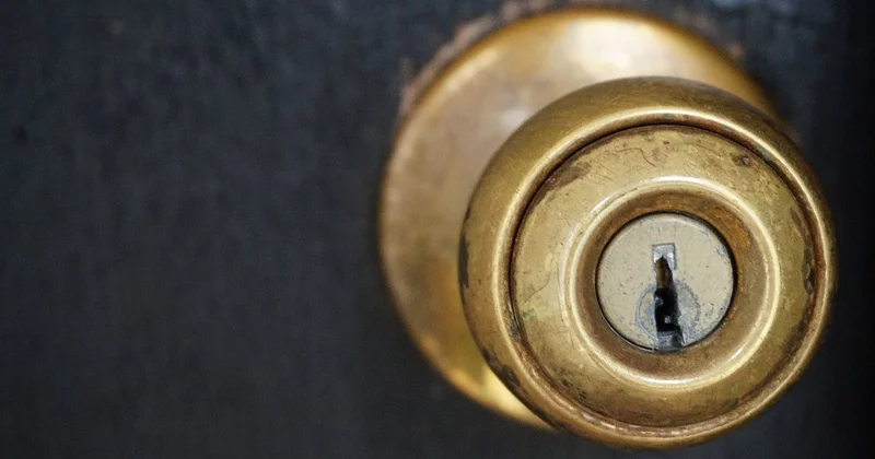 Жамбылец поменял дверной замок клиенту и позже обокрал