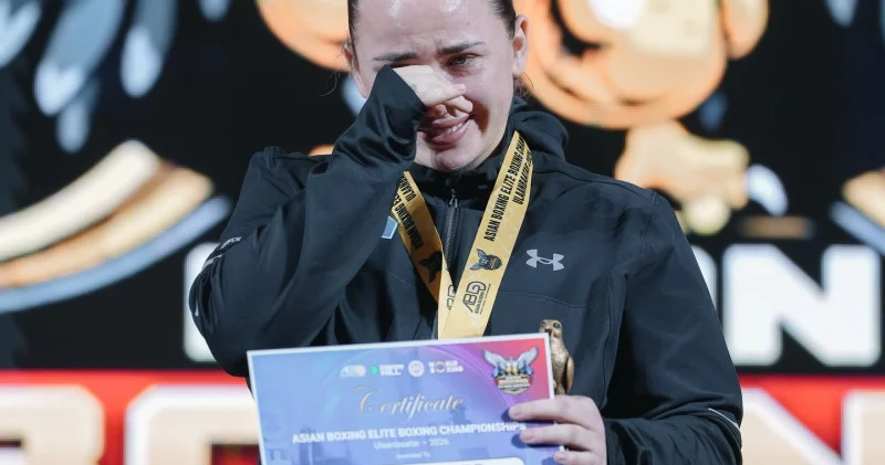 Бокстан Азия чемпионы Қазақстан әнұраны кезінде эмоциясын тежей алмады