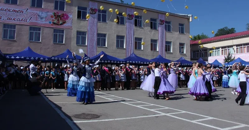 Собирают по 200 тысяч на выпускной . На жалобы родителей школьников из Алматы ответили в Минпросвете