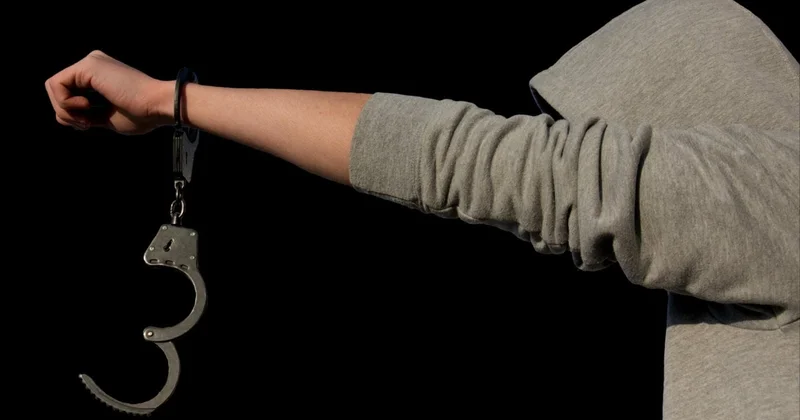 Три года колонии: пьяный астанчанин избил полицейских во дворе