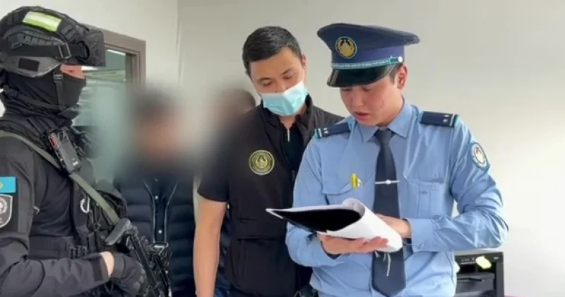 Ақтөбе ХҚКО да көмекшілердің өз кабинеттері болған ұстау сәтінің видеосы