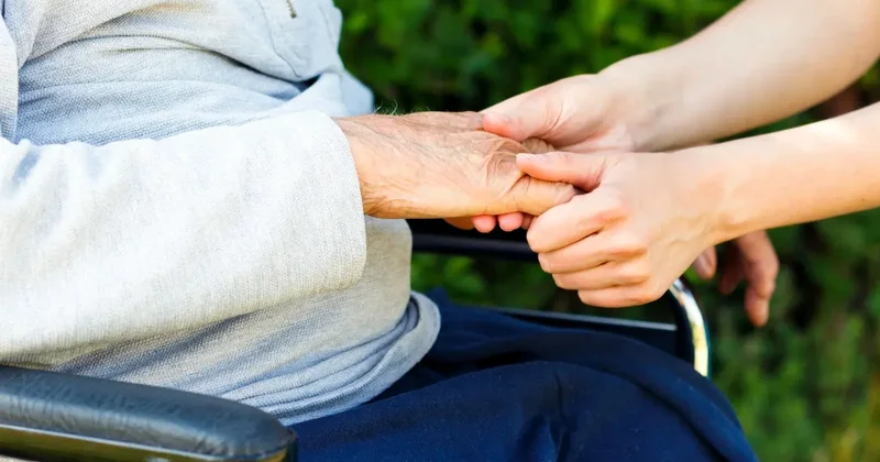 Парализованного иностранца не стали выдворять из Казахстана за миграционное нарушение