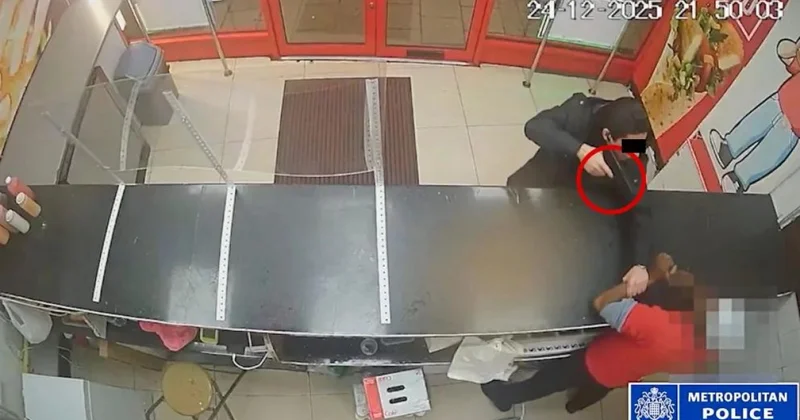 Клиент фастфуда угрожал пистолетом продавцу из за соуса