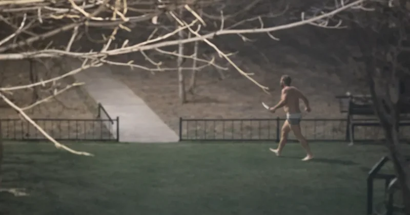 В Астане мужчина в трусах бегал с ножом на детской площадке