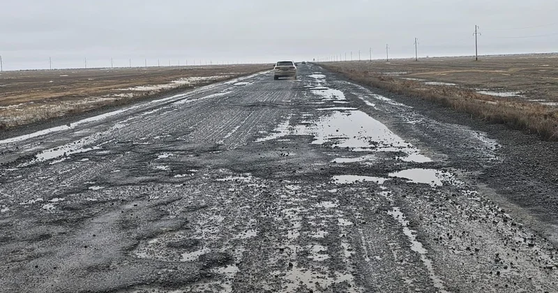 Атырау Индер жолы: асфальтсыз қалған учаске екі жылдан бері жөнделмей тұр
