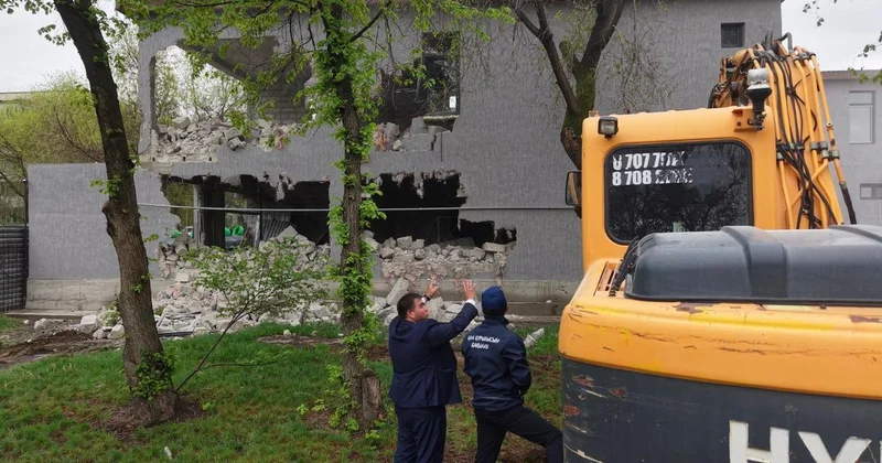 В Алматы приступили к сносу незаконного двухэтажного кафе