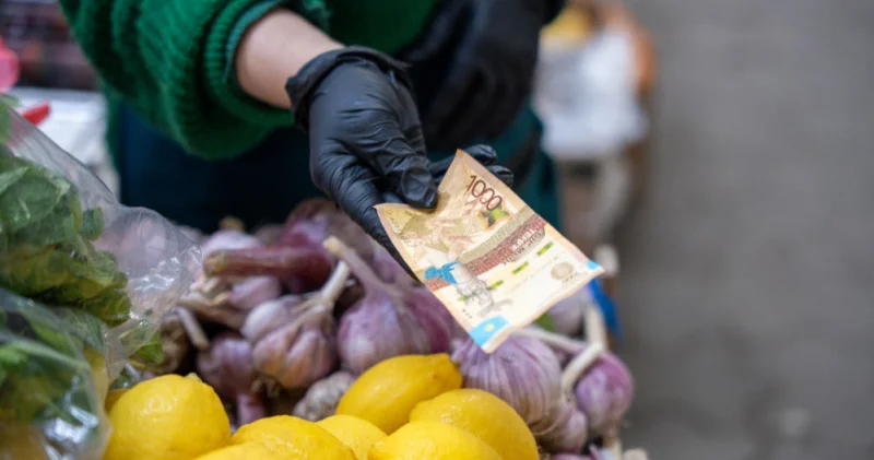 Қағаз ақша өткеннің еншісінде ме, әлде қолданыста қала бере ме: қазақстандықтар қайсын таңдайды?