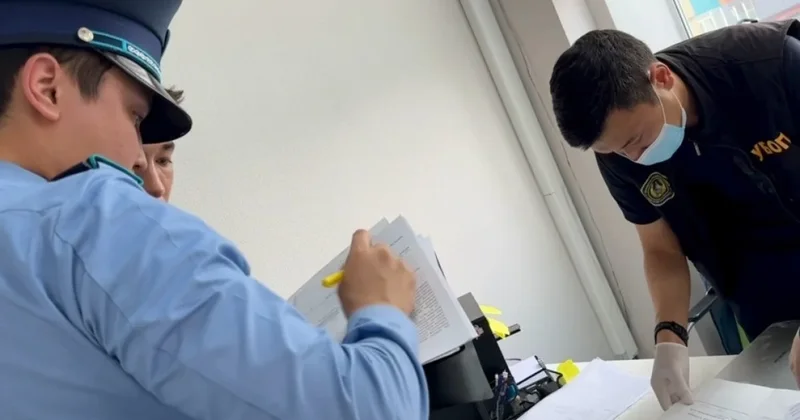 Помогайки в Актобе принимали клиентов прямо в кабинетах ЦОНа