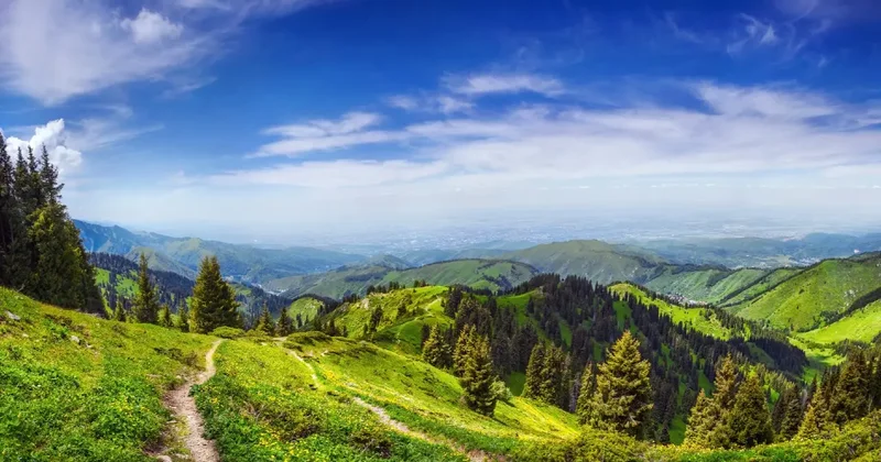 Алматинцам предлагают бесплатный кофе за собранный в горах мусор