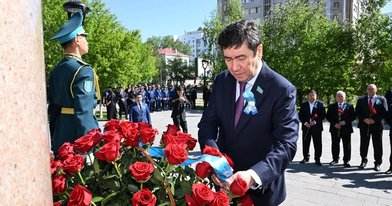 Спикер Мажилиса возложил цветы к памятнику Талгату Бигельдинову