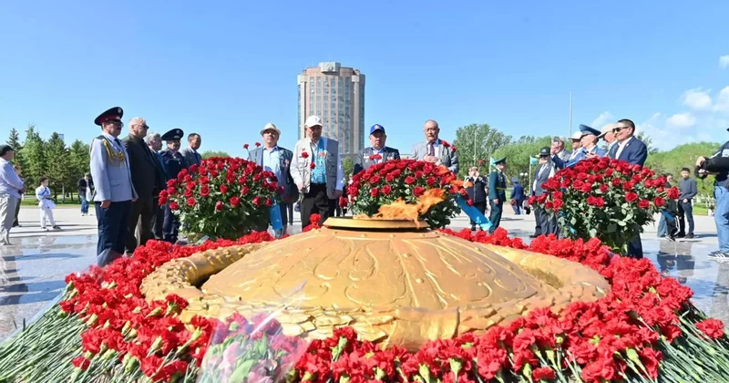 Астаналықтар Мәңгілік алау маңына қалампырдан қорған жасап жатыр