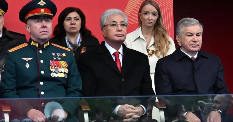 Тоқаев Мәскеудегі Қызыл алаңда Ұлы Жеңістің 81 жылдығына орай өткен әскери шеруге барды