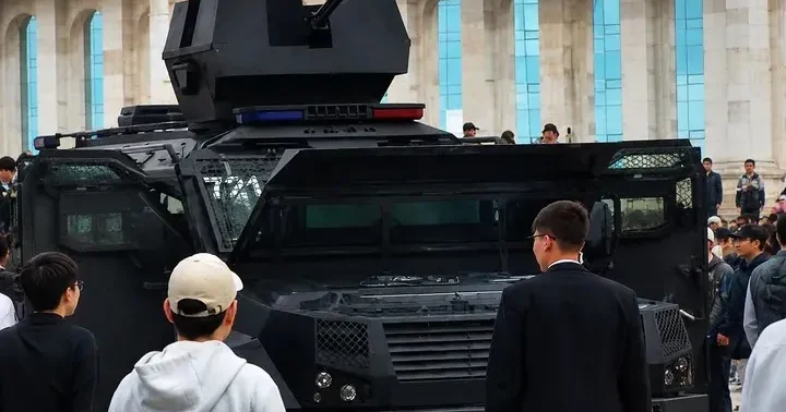 Астанада көрме кезінде бронды техниканың түтіндеуіне байланысты түсініктеме берілді видео